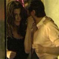 Gece klub�nde sarma� dola� e�lendiler